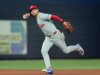 Aaron Nola e Phillies derrotam Marlins para completar a vitória na série