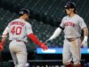 Crimson Sox 1B Willson Contreras (mão) sai após ser atingido por arremesso
