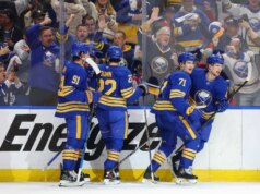 O jogo de poder dos Sabres marca duas vezes para derrubar os Canadiens no Jogo 1