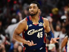 James Harden sobe, Cavs evita buraco 0-3 contra Pistons