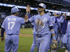 Pink-hot Royals perseguem série de varredura de Tigres em queda