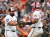 Orioles gira 4 rebatidas para salvar a closing contra A’s