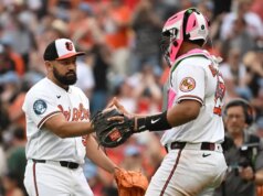 Orioles gira 4 rebatidas para salvar a closing contra A’s