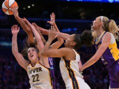 Caitlin Clark marca 23 pontos enquanto Fever lida com Sparks pela primeira vitória