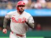 Kyle Schwarber, do Phillies, retorna à escalação contra os Guardians