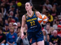 A guarda febril Caitlin Clark (atrás) sai contra Hearth