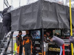 Motoristas se preparam para a emocionante Coca-Cola 600 em meio à chuva constante