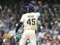 Abner Uribe, dos Brewers, suspendeu 1 jogo por gesto impróprio