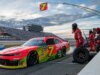 Justin Allgaier segura o adolescente Brent Crews para vencer em Nashville