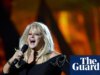 Bonnie Tyler em coma induzido após cirurgia intestinal de emergência