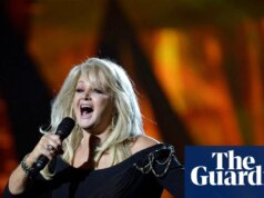 Bonnie Tyler em coma induzido após cirurgia intestinal de emergência