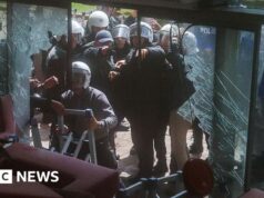 Polícia de choque turca invade escritórios da oposição após líderes serem depostos