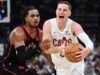 Sam Merrill dos Cavaliers foi eliminado devido a uma lesão no tendão da coxa contra os Pistons no jogo 2