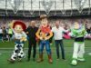 As estrelas do Toy Story 5 trazem a bola do Soccer Assist na vitória da Inglaterra por 3-2