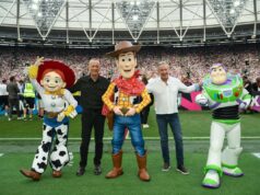 As estrelas do Toy Story 5 trazem a bola do Soccer Assist na vitória da Inglaterra por 3-2