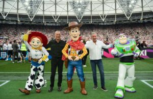 As estrelas do Toy Story 5 trazem a bola do Soccer Assist na vitória da Inglaterra por 3-2
