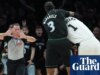 Victor Wembanyama foi expulso por dar uma cotovelada em Naz Reid durante a derrota do Spurs nos playoffs para o Timberwolves