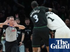Victor Wembanyama foi expulso por dar uma cotovelada em Naz Reid durante a derrota do Spurs nos playoffs para o Timberwolves
