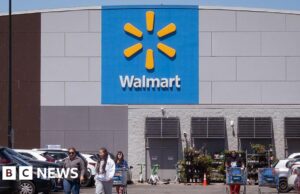 Walmart alerta que consumidores dos EUA estão cortando gastos à medida que preços mais altos da gasolina afetam