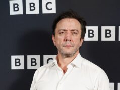Peter Serafinowicz faz uma participação especial como ‘primeiro-ministro’ Nigel Farage na esquete do SNL UK