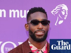 A indústria musical corre o risco de excluir talentos da classe trabalhadora, diz Tinie Tempah