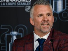 Qu’a donc dit Martin St-Louis à ses joueurs após o segundo período: «Il est arrivé dans le vestiaire gonflé à bloc»