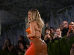 Kim Kardashian surpreende o Met Gala com peitoral tangerina do designer britânico