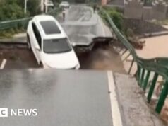 Assista: Ponte desaba e carro é arrastado no rio China