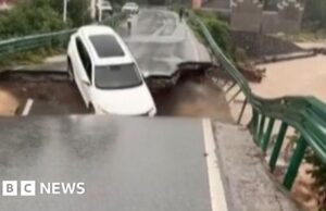 Assista: Ponte desaba e carro é arrastado no rio China