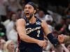 Harden acerta, Mitchell marca 35 na vitória dos Cavaliers sobre os Pistons no jogo 3