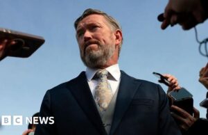 Trump v Massie: Será que o inimigo republicano do presidente sobreviverá ao ataque de US$ 20 milhões para destituí-lo?