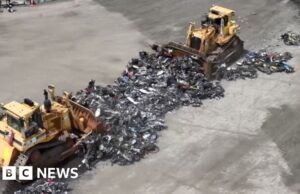 Centenas de motocicletas ilegais demolidas na repressão ao crime na cidade de Nova York