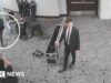 Novas imagens de CCTV parecem mostrar suspeito de jantar com a imprensa em Washington atirando em agente
