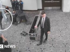 Novas imagens de CCTV parecem mostrar suspeito de jantar com a imprensa em Washington atirando em agente