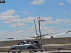 Voo da United pousando em Newark atinge poste de luz e caminhão na NJ Turnpike