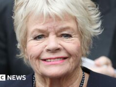 Apresentadora de TV Judith Chalmers morre aos 90 anos