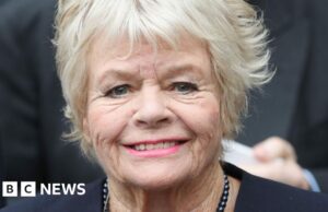 Apresentadora de TV Judith Chalmers morre aos 90 anos