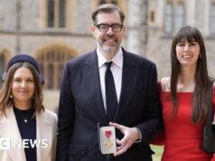 Richard Osman e Invoice Bailey recebem homenagens em Windsor