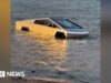 Momento em que o motorista do Cybertruck dirige intencionalmente para o lago do Texas