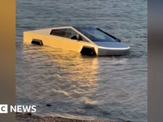 Momento em que o motorista do Cybertruck dirige intencionalmente para o lago do Texas
