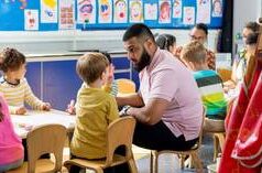 Os negros não têm o “poder cultural” para serem racistas contra os brancos – escolas britânicas