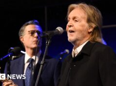 Stephen Colbert acompanhado por Sir Paul McCartney para o ultimate do The Late Present