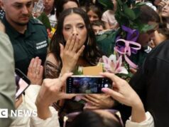 A vencedora do Eurovision, Dara, chega aos fãs aos gritos na Bulgária