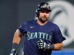 Cal Raleigh, dos Mariners, fora da escalação pelo segundo dia consecutivo devido a dores nas laterais