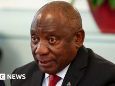 Presidente da África do Sul enfrenta apelo para renunciar após decisão judicial