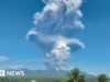 Enormes nuvens de cinzas sobem enquanto o Monte Dukono, na Indonésia, entra em erupção