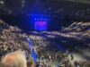 Peter Kay saiu do palco e o público foi evacuado após a descoberta de uma bolsa suspeita
