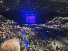 Peter Kay saiu do palco e o público foi evacuado após a descoberta de uma bolsa suspeita