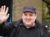 Adolescente sob custódia após ‘farsa de bomba’ interromper apresentação de Peter Kay