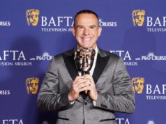 Martin Lewis reflete sobre a infância ‘destruída’ ao receber o prêmio especial do Bafta
